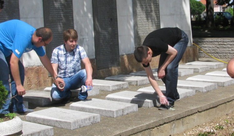 Младежите от БСП почистиха паметници в Килифарево