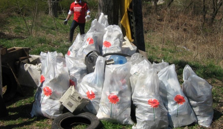 Градският съвет на БСП -  София проведе акция по почистване на тревните площи 
