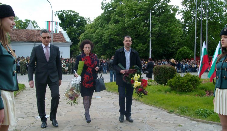 Народните представители Валери Жаблянов и Деян Дечев положиха цветя на паметника на Хаджи Димитър в Сливен