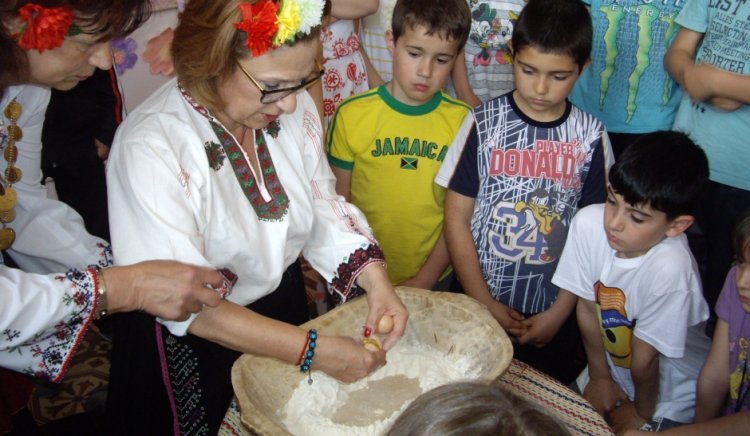 Татяна Буруджиева учи децата от Разград как да месят козунак