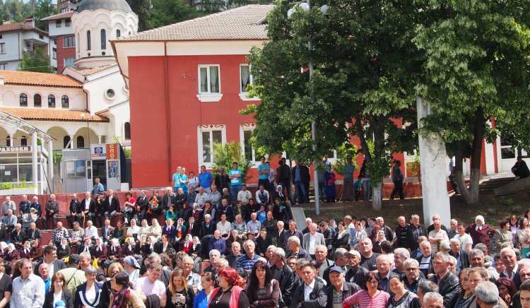 2 000 души от Неделино подкрепиха лидера на БСП Сергей Станишев. Посветиха му песен