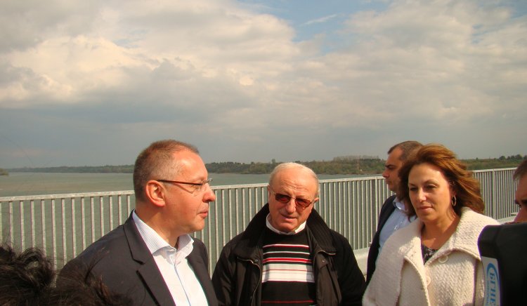 Седем години след първа копка на Дунав мост 2 Станишев засади дърво в подножието му