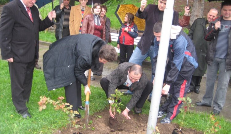 Младите социалисти в Смолян засадиха червени рози по случай Първи май 