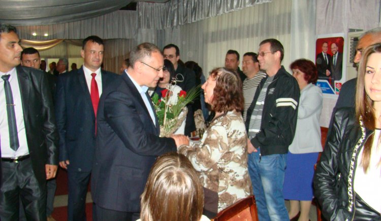 Станишев посрещнат с пита и мед от деца и таланти в Кърджали
