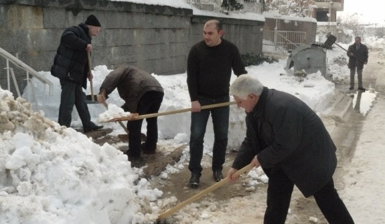 Общинските съветници от БСП-Плевен помогнаха за почистването на снега около детска градина 