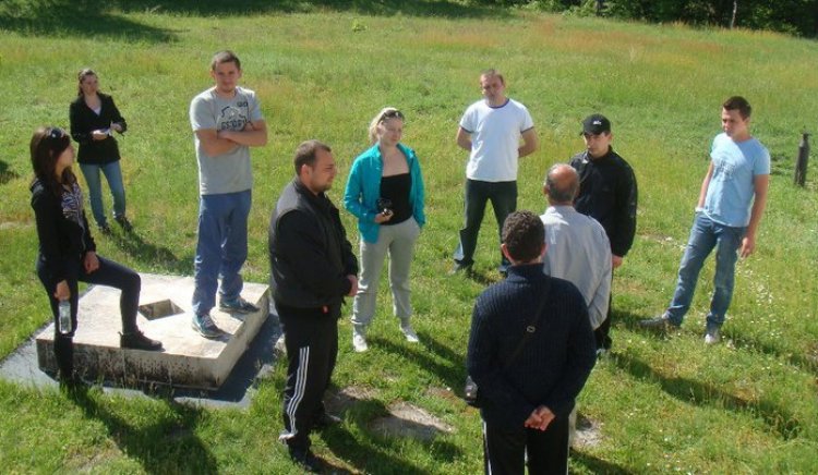 Млади социалисти от Бургаска област почистиха паметника край село Топчийско
