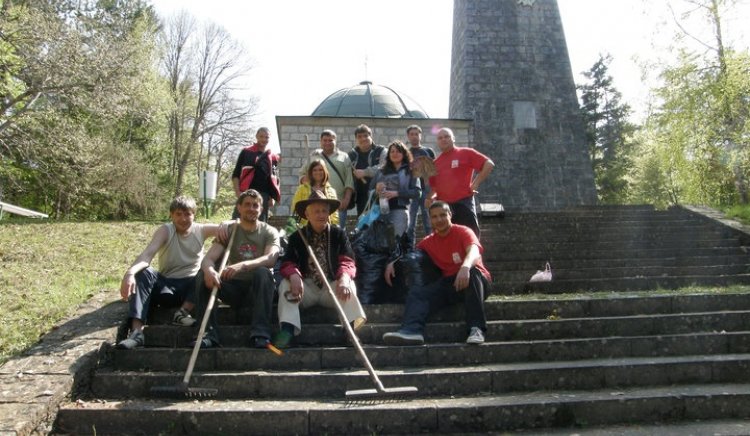 Младежкото обединение на БСП в Смолян, почисти националният паметник на връх Средногорец