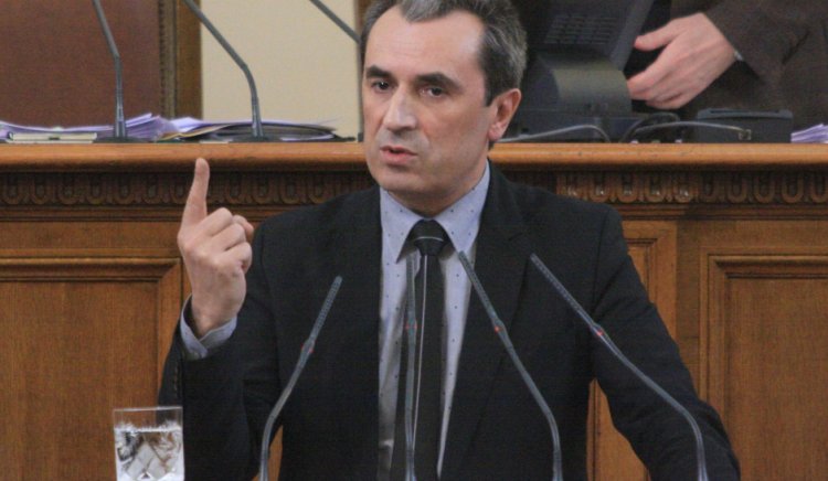 Симеон Дянков предпочете да разглежда картинки, вместо да защити бюджета за 2013г. 