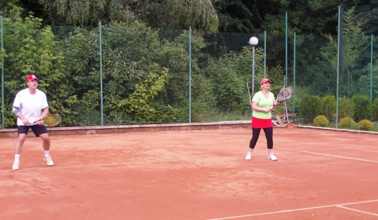 Коалиция за България победи в Перник опонентите си в благотворителния тенис турнир за смесени двойки