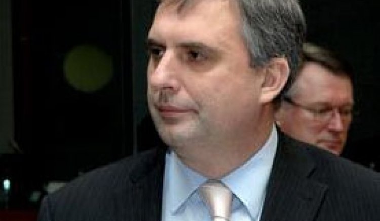 Министър Михаил Миков връчи ключовете на 12 полицейски автомобили във Враца