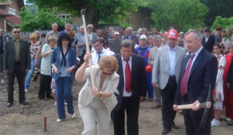 Пирински и Масларова направиха първа копка за Комплекс за социални услуги в Ракитово 