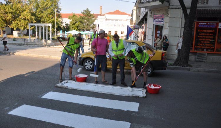 Социалисти маркираха пешеходни пътеки във Видин
