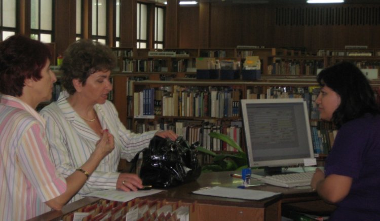Меглена Плугчиева провери състоянието на библиотеката в Русе