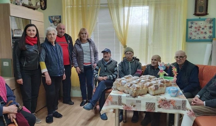 “Солидарен Великден с БСП“ продължава да помага на възрастни хора от цялата страна